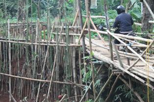 Jembatan Sasak Kali Angke di Kampung Maruga-Ciater yang teramcam ambruk