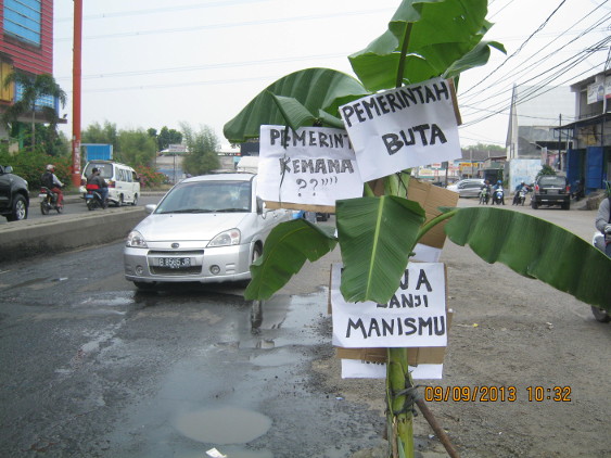090913Bentuk kemarahan warga atas ketidak pedulian Dinas Bina Marga dan Tata Ruang Provinsi Banten terhadap rusaknya Jalan Provinsi dt
