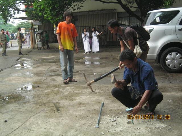 160913Pelaksanaan galian tiang batas jalur pipa gas oleh kontraktor pelaksana