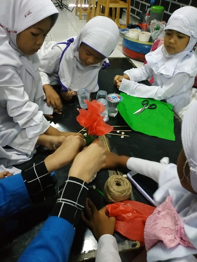 Sampah plastik menjadi tanaman hias 3