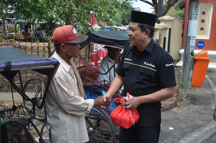 Senyum bahagia sambut Kedatangan tim Jumat Barokah Polda Banten 1