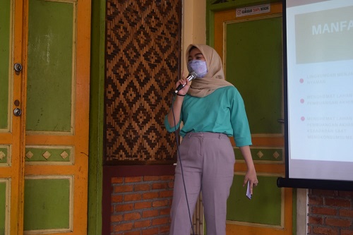 Yayasan Al Kamilah Depok Diberi Pelatihan Tentang Pemanfaatan Limbah Plastik Menjadi Barang yang Bernilai 2