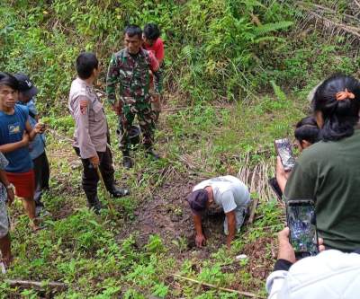 Warga menunjukkan lokasi bayi baru dilahirkan ditanam tersangka AJ.