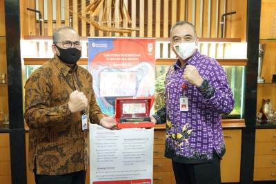 Kepala BI Banten Serahkan Uang Cetakan Pecahan Rp 75 Ribu Kepada Bupati Tangerang