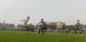 Pemain Aseng FC saat duel perebutan bola dengan bek Lapiko di Sradion Mini Pakujaya, Serpong Utara.