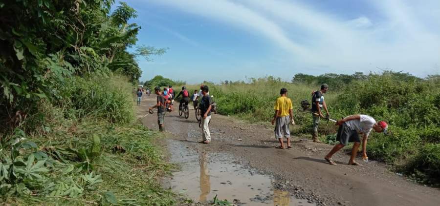 Cegah Banjir, Warga Desa Suradita Kompak Gotong Royong Bersihkan Jalan