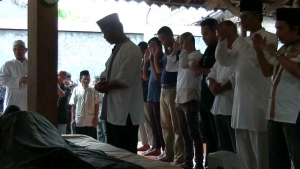 Banyaknya Pelayat Jenazah Didi Petet Dishalati Bergantian