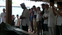 Banyaknya Pelayat Jenazah Didi Petet Dishalati Bergantian