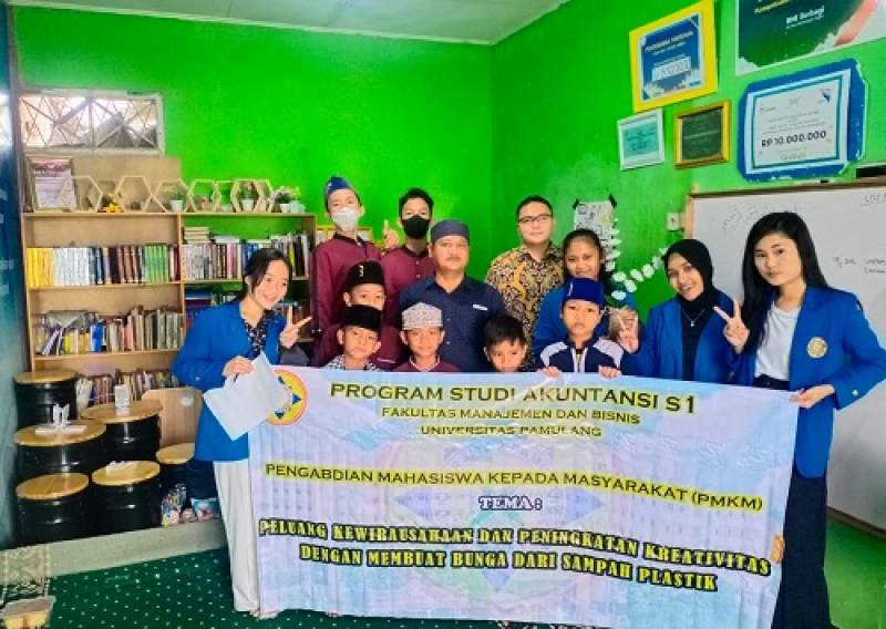 Peluang Kewirausahaan dan Peningkatan Kreativitas dengan Membuat Bunga dari Sampah Plastik