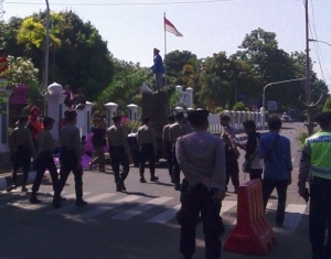 Aksi massa saat berdemo di depan kantor Bupati Pandeglang (02/07).