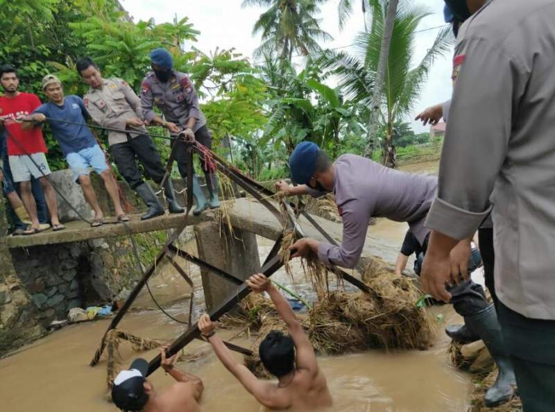 Satbrimob Polda Banten, Evakuasi Warga Terdampak Banjir Cilegon