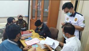 Petugas DJBC Kanwil Banten saat serahkan pelaku penjual rokok ilegal ke Kejari Kabupaten Tangerang.