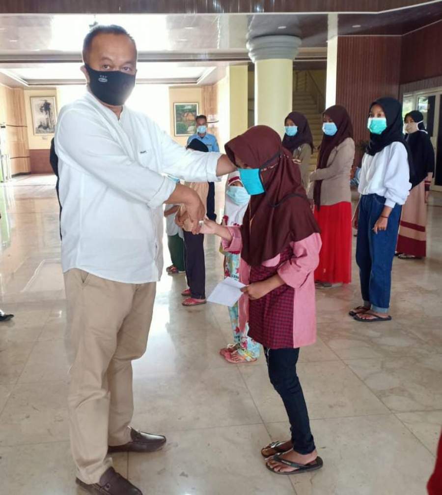 Hasil Sumbangan Staf Pedamping Reses, Sekertariat DPRD Banten Santuni 41 Anak Yatim Piatu