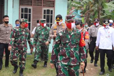 Mad Romli Hadiri Penyerahan Bansos Dari Alumni Akabri 89 Kepada Warga