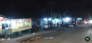 Pedagang memanfaatkan bahu jalan