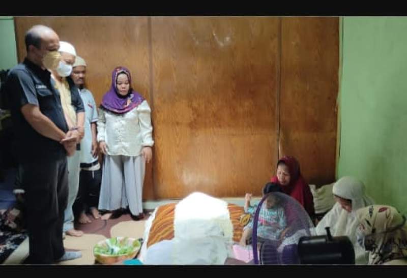 Kasie Humas Polres Asahan, Ipda C Sianipar saat berada di rumah Almarhum M Yusuf.