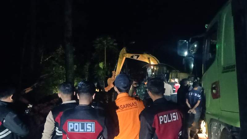 Tim SAR gabungan evaluasi korban yang tewas akibat tertimbu  material longsor. (istimewa)