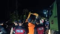 Tim SAR gabungan evaluasi korban yang tewas akibat tertimbu material longsor. (istimewa)