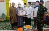 Bupati Serdang Bedagai, Darma Wijaya saat menyerahkan bingkisan saat menggelar safari Ramadhan.