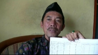 Ketua PKBM SILIWANGI  Anwar, ketika menunjukan data peserta UN paket B kepada wartawan, Rabu (6/5).