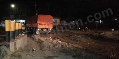 Tronton Pengangkut Pasir Mogok Ditengah Perlintasan KA