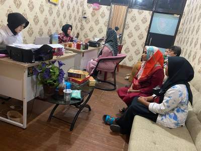 Ibu korban saat melaporkan pelaku MY ke Polres Cilegon, Selasa (28/6/2022).