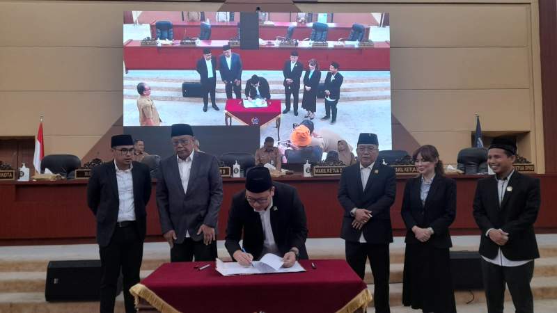 Walikota Benyamin Davnie dan pimpinan DPRD Tangsel menandatangani secara bersama Raperda Pajak dan Retribusi menjadi Perda.