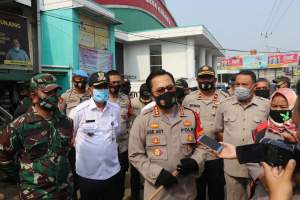 TNI dan Polri Sosialisasikan Penggunaan Masker Di Pasar Cikupa