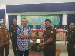 Bupati Tangerang Ahmed Zaki menerima kenang-kenangan dari Kepala Kejari Tangerang Firdaus