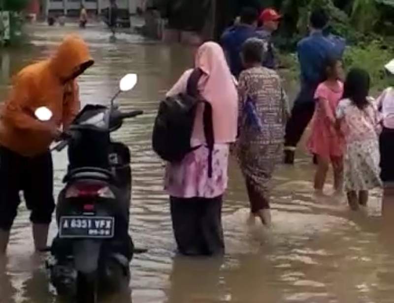 Dilanda Hujan Deras, Akses Jalan Jogreg Tigaraksa Dilanda Banjir