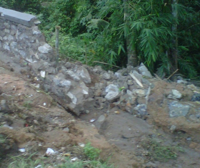Bangunan TPT jebol akibat terkena hujan deras 