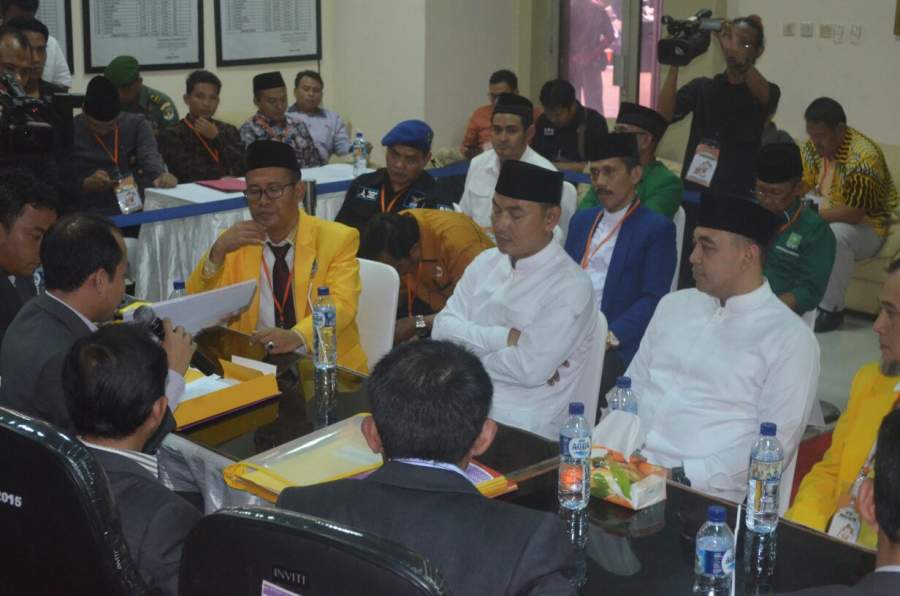 Pasangan Ahmed Zaki Iskandar-Mad Romli saat mendaftar di KPU Kabupaten Tangerang.