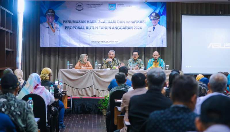 Wali Kota Benyamin Davnie dan Kepala Dinas Perkimta Tangsel Aries Kurniawan di lokasi acara verifikasi dan spesifikasi teknis bedah rumah tak layak huni di Serpong. (Foto ist)