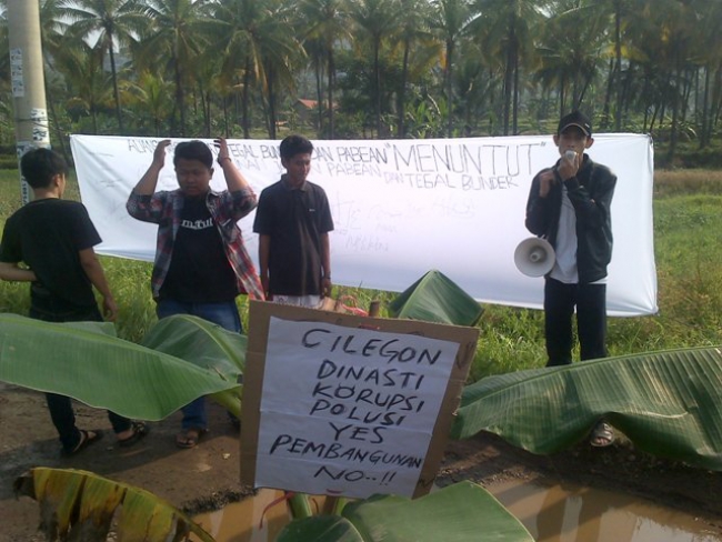 Warga Galang Tanda Tangan Solidaritas Jalan Rusak