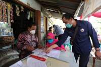 Pejabat Kemensos saat melakukan pengecekan bansos di E-Warong Cibeber Makmur, di Kelurahan Karangasem, Kecamatan Cibeber, Kota Cilegon, Jum'at (11/2/2022).