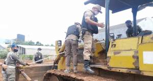Petugas Pol PP Tangsel segel buldoser di lokasi proyek SPBU di Jalan Graha Raya.