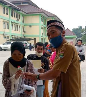 Antisipasi kelelahan, Disnaker Bagikan Air Mineral Gratis Kepada Pemohon Kartu Kuning