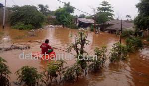 Situasi banjir yang terjadi di RW 013 Kampung Gedong awal tahun baru lalu.
