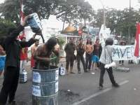 Didalam Pegawai Pemkab Serang Upacara, Diluar Mapala Sebanten Aksi Mandi Limbah Sungai Ciujung