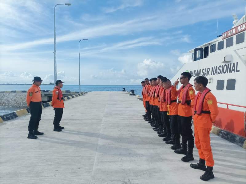 Basarnas Nias melakukan pencarian pemandu wisata hilang di laut. (istimewa).