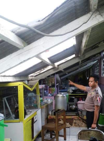 Kondisi kantin SMKN 3 Kota Tangerang yang ambrol.