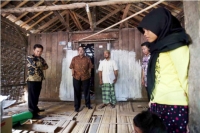 Plt Gubernur Banten Rano Karno saat menyambangi rumah salah satu warga yang tidak layak huni