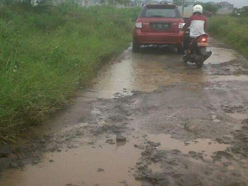 Kondisi jalan menuju Kantor Kecamatan Sindang Jaya, Kabupaten Tangerang.