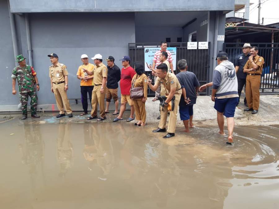 Tinjau Banjir di Pasar Kemis, Mad Romli Ajak Warga Budayakan Gotong Royong
