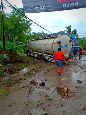 Tampak truk terbalik akibat terjangan ombak tsunami (dok)
