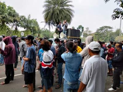 Gelar Aksi di Kantor Bupati, Warga Desak Tutup Padi - Padi Piknic