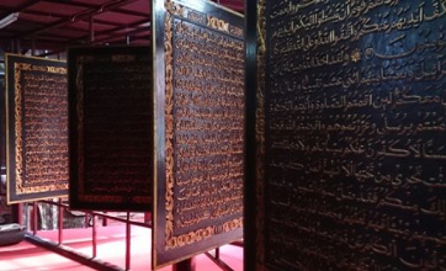 Al-Quran raksasa dan terbesar di Dunia ada di Pondok pesantren IGM Palembang