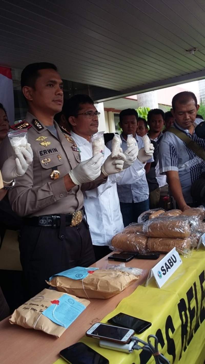 wakapolres saat menunjukan BB sabu
