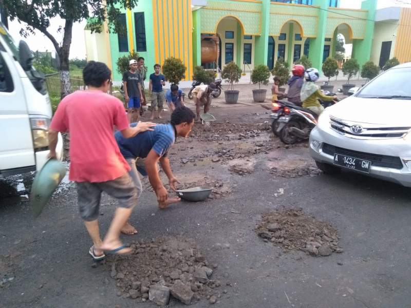 Tak Kunjung di Perbaiki, Warga Cikepuh Gelar Aksi Tambal Jalan Rusak