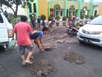Tak Kunjung di Perbaiki, Warga Cikepuh Gelar Aksi Tambal Jalan Rusak